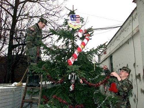 Staff Sgts. Alan Brunke (left), and Bryan Purtell (right) decorate a Christmas tree for the 401st Expeditionary Air Base Group at Tuzla Air Base, Bosnia and Herzegovina, on Dec. 15, 1998. Both are deployed to Tuzla in support of Operation Joint Forge. Brunke is deployed from F.E. Warren Air Force Base, Wyo. Purtell is deployed from Spangdahlem Air Base, Germany.

Autor: Staff Sgt. Scott Reed, U.S. Air Force
Zdroj: defense.gov
Licence: public domain
Keywords: vánoce military_christmas christmas_army