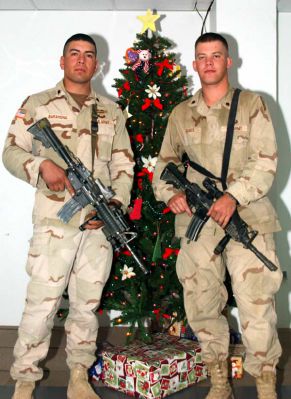 Army Spc. Freddy Barahona, left, and Army Spc. Michael Hanes enjoy their Christmas at Bagram Airfield, Afghanistan. Photo by Petty Officer 1st Class Kristin Fitzsimmons, USN  
Zdroj: defense.gov
