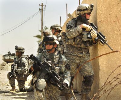 Soldiers from the 2nd Infantry Division conduct an area reconnaissance mission in Baghdad.
Autor: Petty Officer 1st Class Marton Anton Edgil.
Zdroj: www4.army.mil
Licence: public domain
