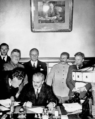 Pakt Ribbentrop-Molotov
Molotov podepisuje německo-sovětskou smlouvu o neútočení. Za ním je vidět Ribbentrop (v černém) a Stalin (ve světlém, druhý zprava).
Klíčová slova: pakt_molotov-ribbentrop ribbentrop molotov