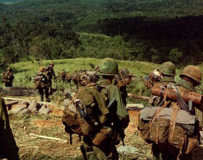 Američtí pěšáci na kótě 742 během bitvy o Dak To v listopadu 1967
