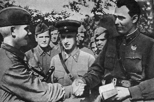 Brežněv jako politický komisař (1942)