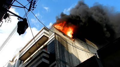 Building_burning_in_Homs_city.jpg