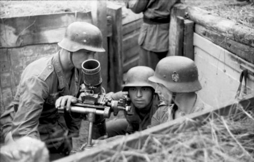 8 cm Granatwerfer 34 (8 cm GrW 34)
Italien, Soldaten mit Granatwerfer, 1944
Klíčová slova: 8cm_Granatwerfer_34