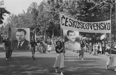 Československá delegace na oslavách mezinárodního dne dětí v Maďarské Budapešti, roku 1949. Vlevo nesený portrét je Gottwald, vpravo můžete vidět Stalina.
Zdroj: Deutsches Bundesarchiv
Licence: CC-BY-SA 3.0
