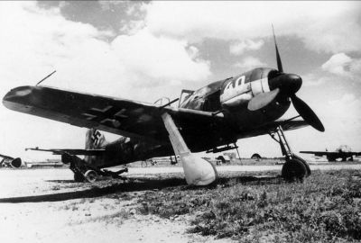 Fw 190A-8
Tento pohled dobře ukazuje mohutné rozměry hvězdicového motoru značky BMW ve stíhacím letounu Fw 190A-8
Klíčová slova: fw_190