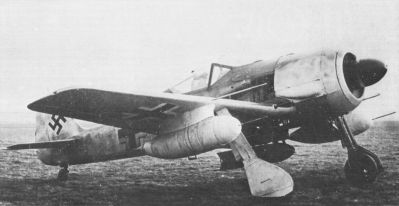 Fw 190G-2
Fw 190G-2 s pancéřováním, přídavnými nádržemi a závěsníky pro pumy sloužil jako dálkový stíhací bombardér
Klíčová slova: fw_190