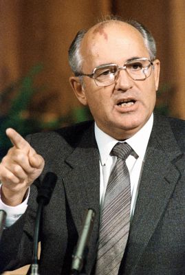 Michail Sergejevič Gorbačov
Michail Sergejevič Gorbačov (* 2. března 1931 Privolnoje, Stavropolský kraj, Sovětský svaz) je ruský a bývalý sovětský komunistický politik, který byl v letech 1985–1991 vůdcem Sovětského svazu. Pokoušel se o změny, které by vedly ke zlepšení fungování sovětského, komunistického a politického systému a k ukončení studené války, ale které vedly i ke konci vlády Komunistické strany Sovětského svazu (KSSS) a k rozpadu sovětského impéria.
Klíčová slova: gorbacov