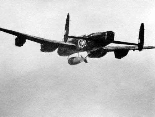 Lancaster shazující bombu Grand Slam
Klíčová slova: Lancaster