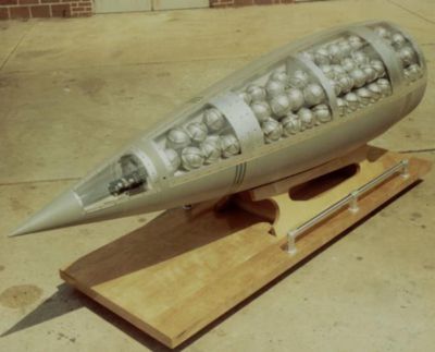 VX
Hlavice raketové střely naplněná malými schránkami s chemikálií VX.
Keywords: vx
