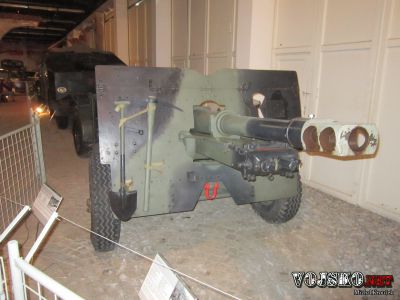 Ordnance QF 25 pounder
Kanón OQF 25 pounder (Ordnance Quick Fire 25-pounder neboli "pětadvacetiliberní kanón") byla britská kanónová houfnice ráže 87,6 mm, která vstoupila do služby těsně před začátkem druhé světové války. Ve výzbroji nahradila zastaralé 18 liberní dělo (Ordnance QF 18-pdr Gun) a 4,5 palcovou houfnici (Ordnance QF 4,5 inch Howitzer). Stala se základním polním dělem britské armády až do šedesátých let.
Klíčová slova: ordnance-qf_25_pounder
