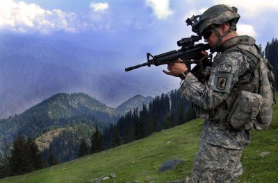 Americký voják v Afghánistánu, v lesnaté provincii Kunar.
Autor: Sgt. Brandon Aird
Zdroj: flickr.com/photos/soldiersmediacenter/
Licence: public domain
