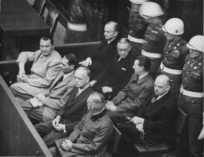 Norimberský proces
Lavice obžalovaných – Přední řada: Göring, Hess, von Ribbentrop a Keitel. Druhá řada: Dönitz, Raeder, Schirach a Sauckel.
Klíčová slova: norimberský_proces