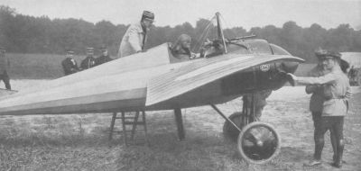 Morane-Saulnier N
Duben 1915: Francouzský stíhací jednoplošník Morane-Saulnier N byl opatřen „sekačkami“ pro střelbu kulometu okruhem vrtule
Klíčová slova: morane-saulnier_n