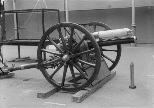 Ordnance QF 13-pdr Gun 
Dělo číslo 4 patřící k  E Battery Royal Horse Artillery nyní už v muzeu
