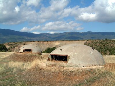 Obranné bunkry vybudované za Hodžovy izolativní vlády (Albánie)
Autor: Marc Morell
Zdroj: 2ie.mpl.ird.fr/mm/albania
Licence: CC BY-SA 3.0
