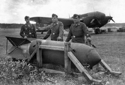 SC 1800
Fotografie poskytuje představu o velkých rozměrech tříštivo-trhavé pumy SC 1800, které se v Luftwaffe přezdívalo také „Satan“
Klíčová slova: sc_1800