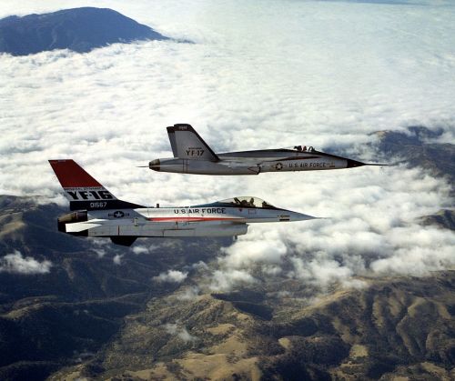 Společný let prototypů YF-16 a YF-17
Klíčová slova: f-16