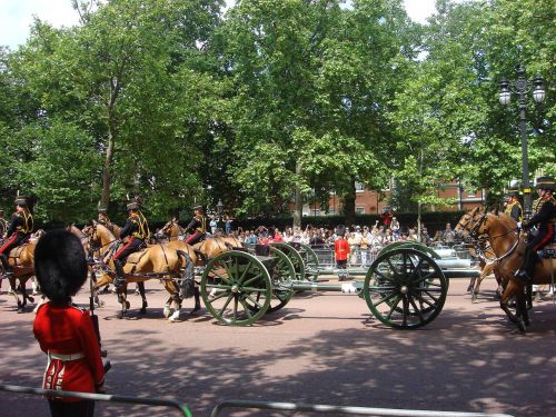 Ordnance QF 13-pdr Gun 
Ordnance QF 13-pdr Gun ceremoniální jednotky King's Troop, Royal Horse Artillery. Fotografie z roku 2009
