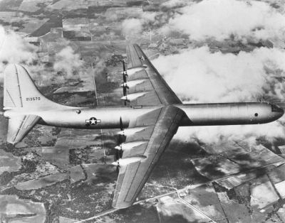 Prototyp XB-36 při prvním letu