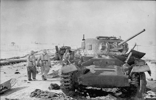 Zničený britský Mk III Valentine, používaný Rudoarmějci – východní fronta, leden 1944.
