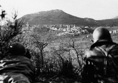 Dělostřelečtí pozorovatelé 5. armády sledují Němci držené město San Vittore, 1. listopadu 1943
Klíčová slova: san_vittore italie