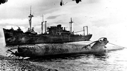 Miniponorka typu A na Guadalcanalu, v pozadí transportní loď Yamazuki Maru
Klíčová slova: typ_a