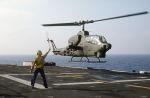 AH-1T_Sea_Cobra_pri_startu_z_paluby_vysadkove_lodi_USS_Iwo_Jima.jpg