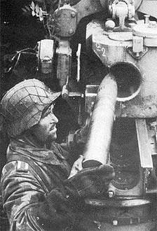 Německý voják nabíjí 88mm FlaK, Francie 1944
