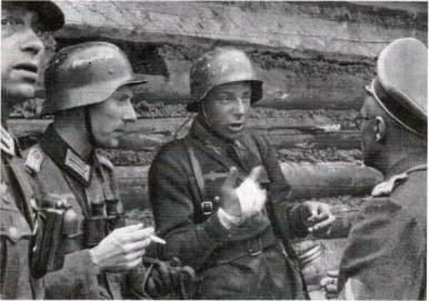 Kozák
Ðšozák s německými příslušníky jedné kozácké jednotky na východní frontě v roce 1943. Ðšozák (uprostřed) je oblečen v ruské blůze, Feldwebel vpravo má na rukávu štítek lotyšských dobrovolnických jednotek.
Klíčová slova: kozák kozácká jednotka 1943 feldwebel