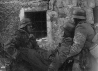 Vojáci odnášejí raněného spolubojovníka
