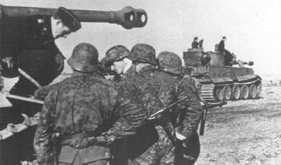 porada velitele tanku Tiger s pancerovymi granatniky behem o

