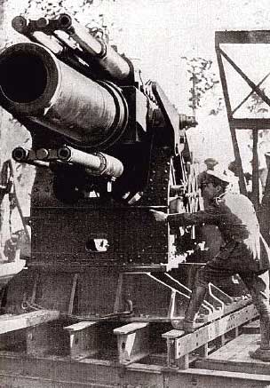 BL 15-inch howitzer
BL 15-inch howitzer vyfocená v roce 1916 za bitvy na Somně
