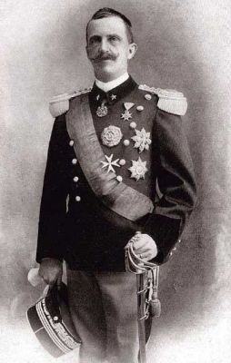 Viktor Emanuel III. Savojský
Viktor Emanuel III. Savojský (italsky Vittorio Emanuele III. di Savoia, 11. listopadu 1869 - 28. prosince 1947) byl v letech 1900 - 1946 předposledním italským králem, v letech 1936-1941 také předposledním habešským (etiopským) císařem a v letech 1939-1943 posledním králem Albánců. Během jeho dlouhé šestačtyřicetileté vlády se Italské království zapojilo do obou světových válek a zažilo zrození, vzestup a pád italského fašismu.
Klíčová slova: victor_emanuel_iii._savojsky