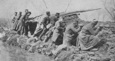 Srbská pěchota drží své zákopy při povodních
