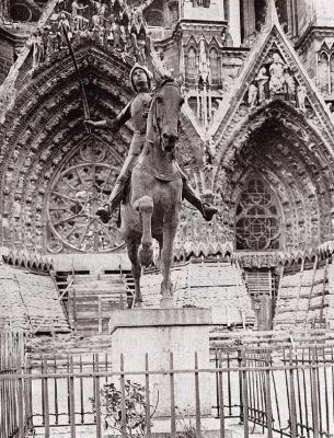 Johanka z Arku
Johanka z Arku, též Jana z Arku (francouzsky Jeanne d'Arc), přezdívaná Panna orléanská (La Pucelle d'Orléans), Panna Jana (Jeanne la Pucelle) Dobrá Lotrinka (La bonne Lorraine) či jenom Panna (La Pucelle), (6. ledna 1412 Domrémy-la-Pucelle – 30. května 1431 Rouen) byla francouzská hrdinka, která stanula v čele francouzských vojsk za stoleté války v boji proti Angličanům a posléze byla upálena za kacířství.
