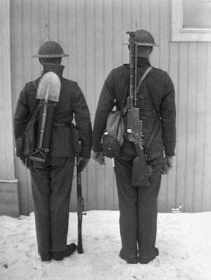 Norwegian_soldiers_with_Krag-Jorgensen_rifle_and_Madsen_LMG.jpg