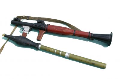 RPG-7
RPG-7 je reaktivní protitankový granátomet původem ze SSSR. Je vyráběn od roku 1961 a rozšířen do 40 států. Zkratka znamená ручной противотанковый гранатомёт, což v překladu znamená ruční protitankový granátomet, který může být odpalován z rukou.

Autor: Michal Maňas
Zdroj: wikipedia.org
Licence: CC BY 2.5
Klíčová slova: rpg-7