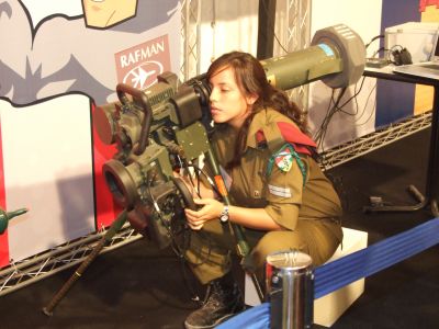 Příslušnice izraelské armády se střelou Spike-LR
Autor: Natan Flayer
Zdroj: wikipedia.org
Licence: CC BY-SA 3.0
Klíčová slova: spike