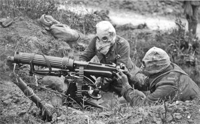 Vickers machine gun
British Vickers machine gun crew wearing PH-type anti-gas helmets. Near Ovillers during the Battle of the Somme, July 1916. The gunner is wearing a padded waistcoat, enabling him to carry the machine gun barrel. See Image:Vickers machine gun crew with gas masks rear view.jpg for an alternate view of this crew.

Autor: John Warwick Brooke
Zdroj: wikipedia
Licence: public domain
Klíčová slova: vickers_mg