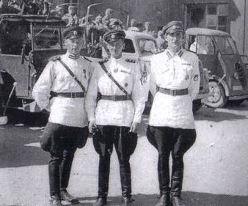 Vojáci ROA
Zleva: nadporučík Proskurov. plukovník I.K.Sacharov a kapitán G. Lamsdorf. Pskov 1943.
Klíčová slova: roa