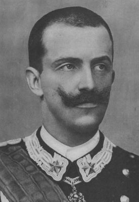 Viktor Emanuel III. Savojský
Viktor Emanuel III. Savojský (italsky Vittorio Emanuele III. di Savoia, 11. listopadu 1869 - 28. prosince 1947) byl v letech 1900 - 1946 předposledním italským králem, v letech 1936-1941 také předposledním habešským (etiopským) císařem a v letech 1939-1943 posledním králem Albánců. Během jeho dlouhé šestačtyřicetileté vlády se Italské království zapojilo do obou světových válek a zažilo zrození, vzestup a pád italského fašismu.
Klíčová slova: viktor_emanuel_iii._savojsky