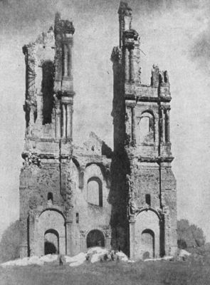 Zničený kostel Mont-Saint-Éloi blízké Lens

