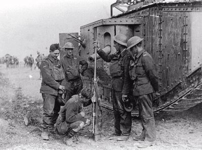 Britští vojácí se prohlížejí německou protitankovou pušku Mauser 1918 T-Gewehr
Klíčová slova: mauser_1918_t-gewehrg