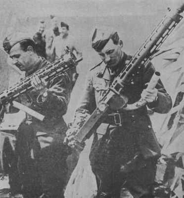 British airmen examine Richthofen's guns following his demise
Klíčová slova: richthofen