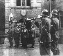 33. Waffen Grenadier Division der SS Charlemagne
Příslušníci LVF na přehlídce.
