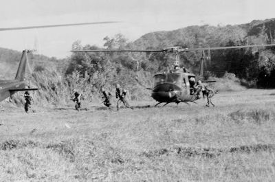 Ia_Drang_Infantry_disembarking_from_Helicopter.jpg