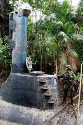 ponorka submarine
KolumbijštÃ vojáci při zátahu proti drogové mafii zabavili ponorku, která složila k pašovánÃ drog přes moře.
Klíčová slova: ponorka submarine