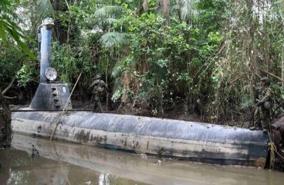 ponorka submarine
KolumbijštÃ vojáci při zátahu proti drogové mafii zabavili ponorku, která složila k pašovánÃ drog přes moře.
Klíčová slova: ponorka submarine