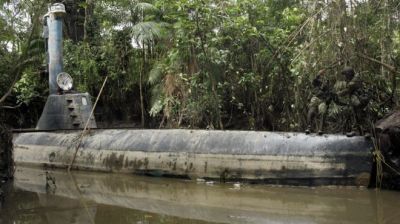 ponorka submarine
KolumbijštÃ vojáci při zátahu proti drogové mafii zabavili ponorku, která složila k pašovánÃ drog přes moře.
Klíčová slova: ponorka submarine